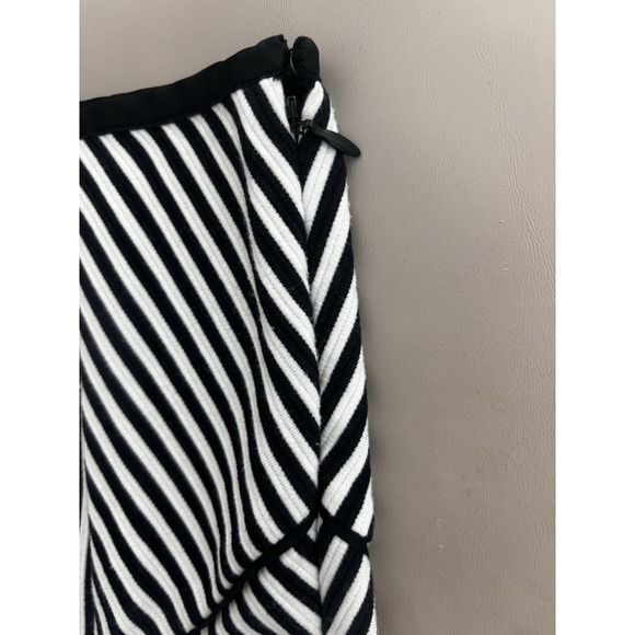 Women's Banana Republic Black & White‎ Striped Pleated Flared Skirt Size 4P 0454 - Picture 6 of 6